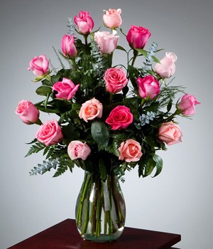 florero con rosas rojas y rosadas
