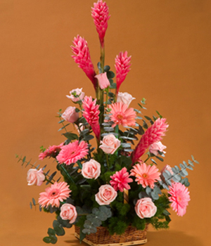 arreglo floral en canasta