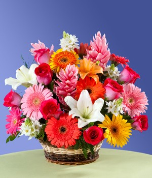 arreglo floral en canasta