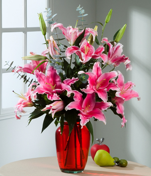 arreglo de lirios rosados en florero